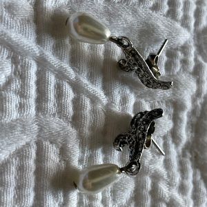 Pearl earrings with detailed base